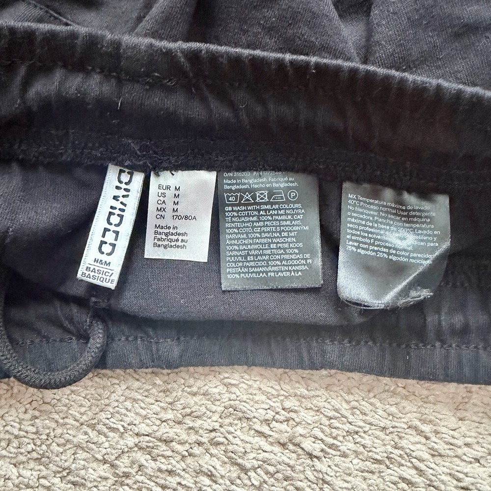 Medium H&M shorts - Picture 3 of 3